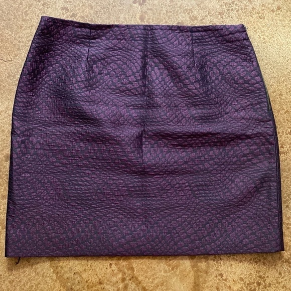 TAHARI plum metallic reptile skin print mini skirt - Picture 7 of 7